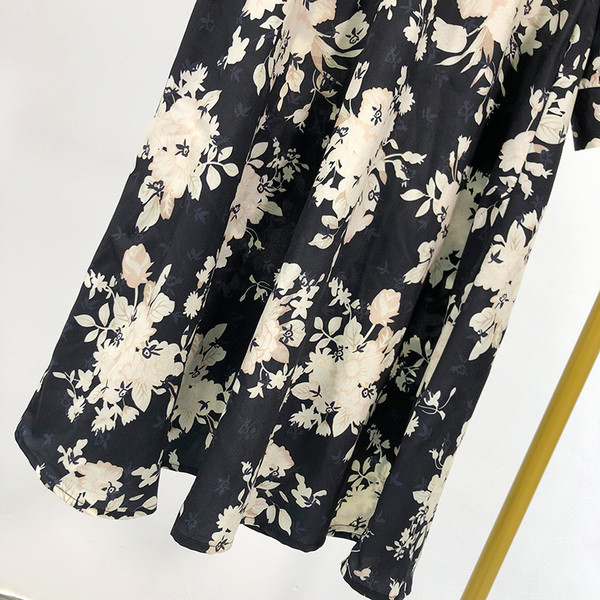 Rochie lungă cu model floral și decolteu spitz