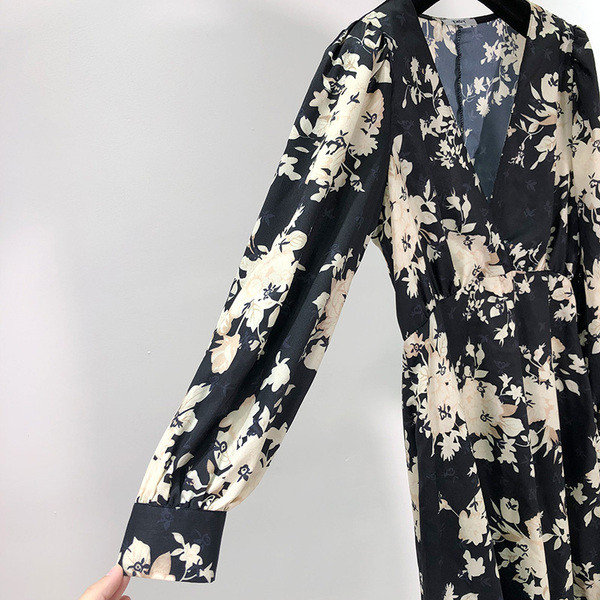 Rochie lungă cu model floral și decolteu spitz