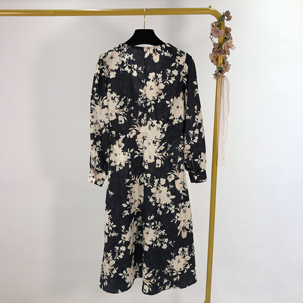 Rochie lungă cu model floral și decolteu spitz