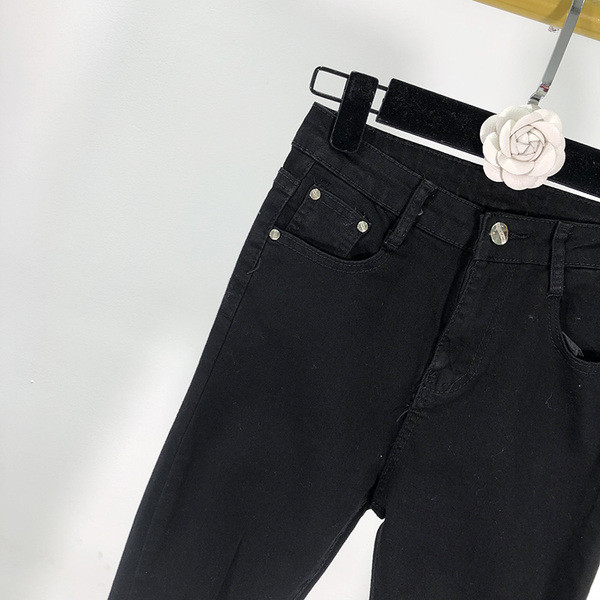 Blugi lungi, de culoare neagră și talie înaltă