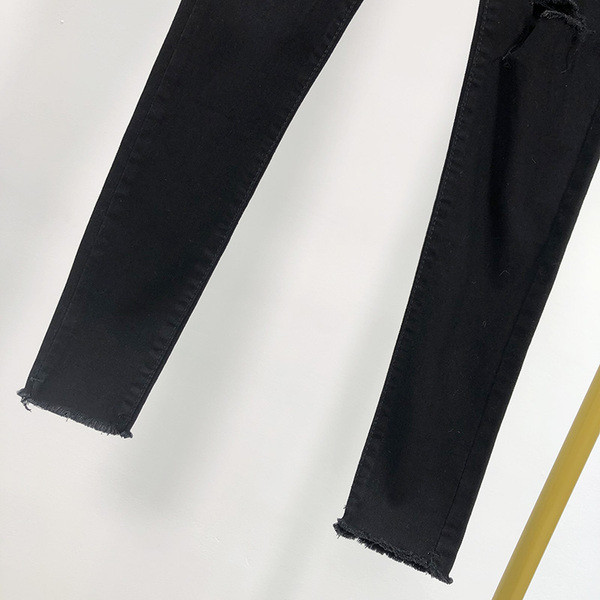 Blugi lungi, de culoare neagră și talie înaltă