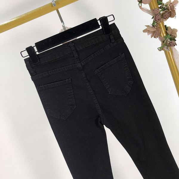 Blugi lungi, de culoare neagră și talie înaltă