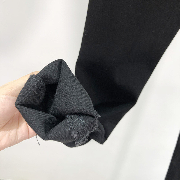 Blugi lungi, de culoare neagră și talie înaltă