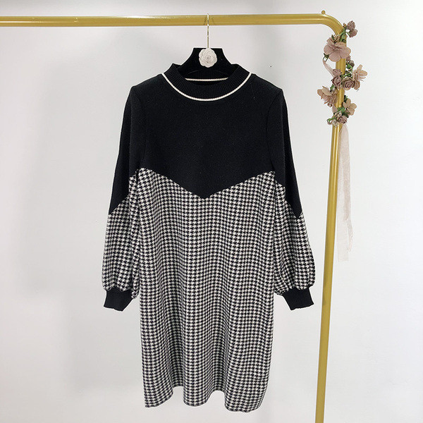 Rochie lungă, lată, în carouri, cu decolteu oval și mâneci lungi