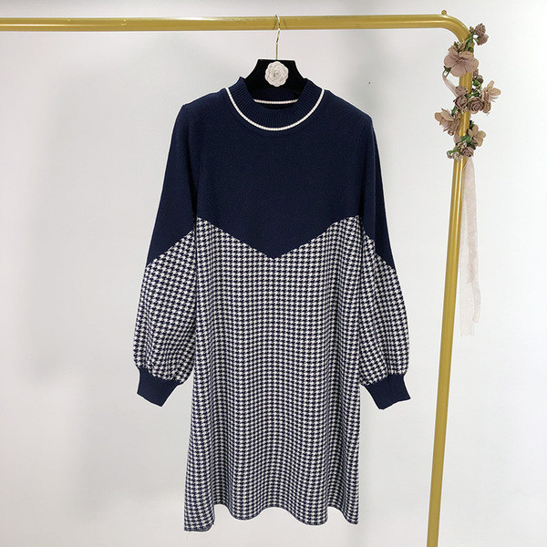 Rochie lungă, lată, în carouri, cu decolteu oval și mâneci lungi