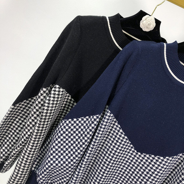 Rochie lungă, lată, în carouri, cu decolteu oval și mâneci lungi