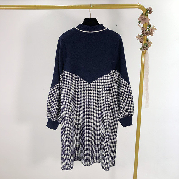 Rochie lungă, lată, în carouri, cu decolteu oval și mâneci lungi