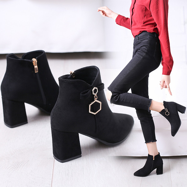 Cizme de dama elegante cu toc gros si element metalic in negru