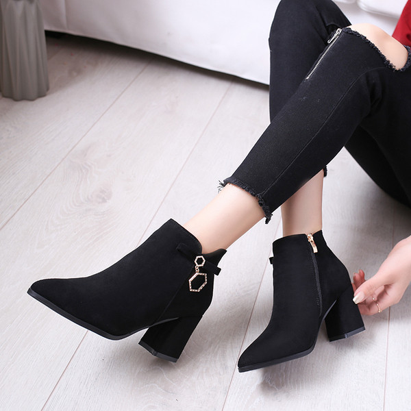 Cizme de dama elegante cu toc gros si element metalic in negru