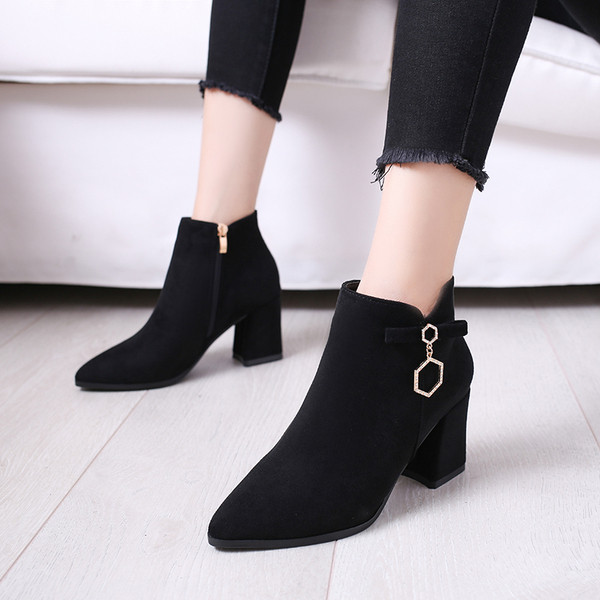 Cizme de dama elegante cu toc gros si element metalic in negru