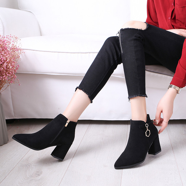 Cizme de dama elegante cu toc gros si element metalic in negru