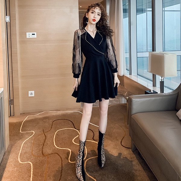 Rochie de dama eleganta cu decolteu spitz - model croiat in negru