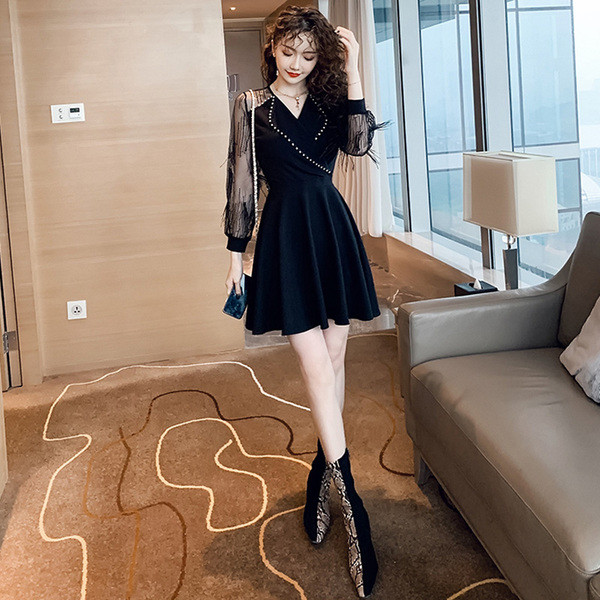 Rochie de dama eleganta cu decolteu spitz - model croiat in negru