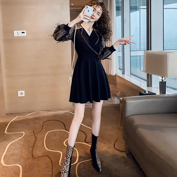 Rochie de dama eleganta cu decolteu spitz - model croiat in negru