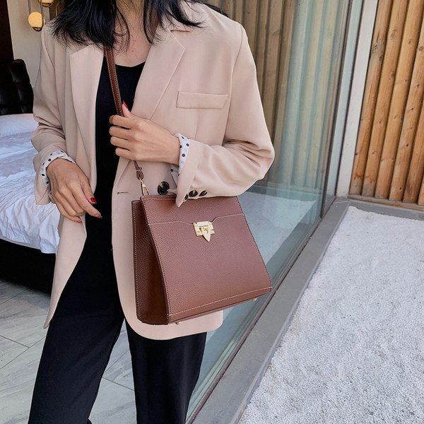 Geanta de dama moderna cu element metalic si maner lung in mai multe culori