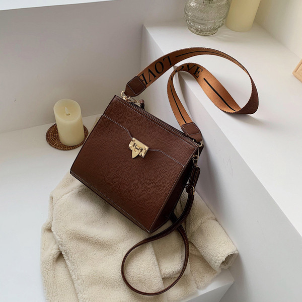 Geanta de dama moderna cu element metalic si maner lung in mai multe culori