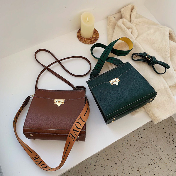 Geanta de dama moderna cu element metalic si maner lung in mai multe culori