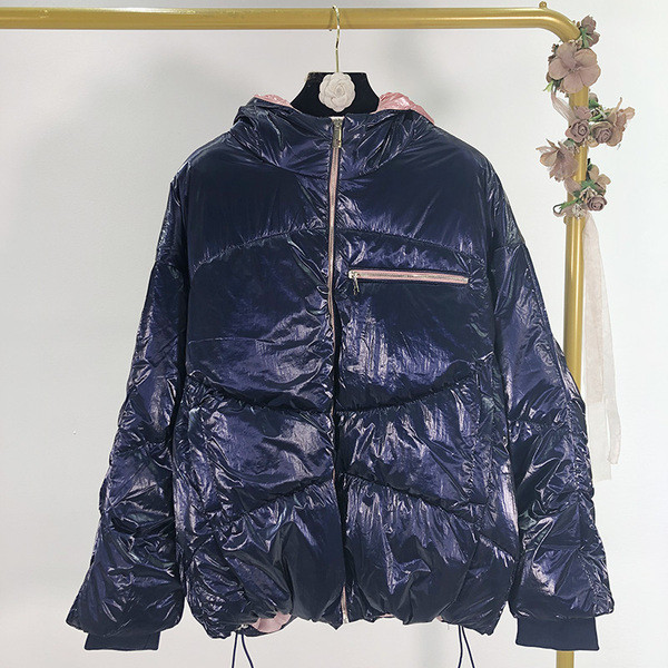 Rövid és széles női kabát fehér és kék színben, cipzárral