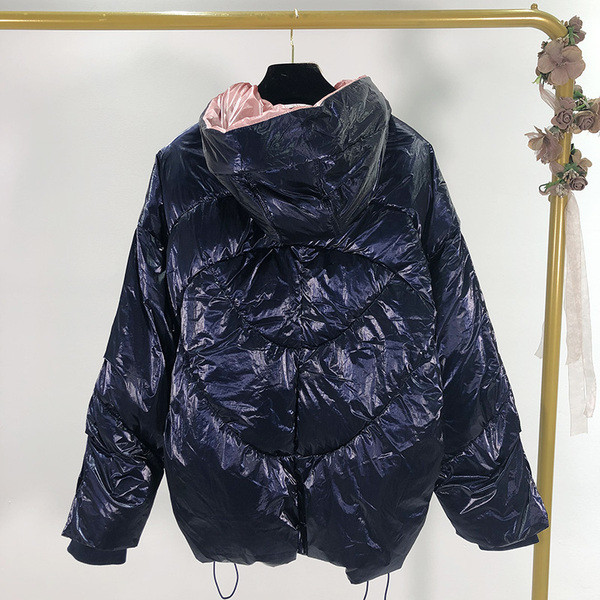 Rövid és széles női kabát fehér és kék színben, cipzárral