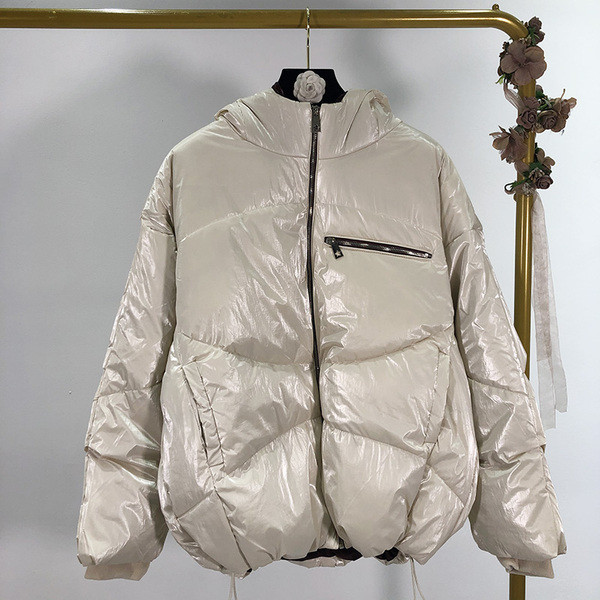 Rövid és széles női kabát fehér és kék színben, cipzárral