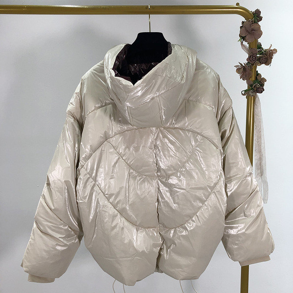 Rövid és széles női kabát fehér és kék színben, cipzárral