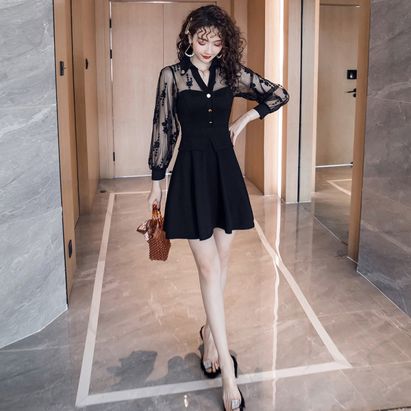 Modern női ruha spitz nyakkivágással, fekete színben - szabású modell