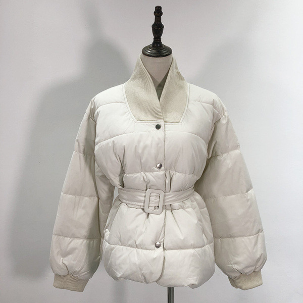 Rövid női téli kabát gombokkal és övvel, fehér színben