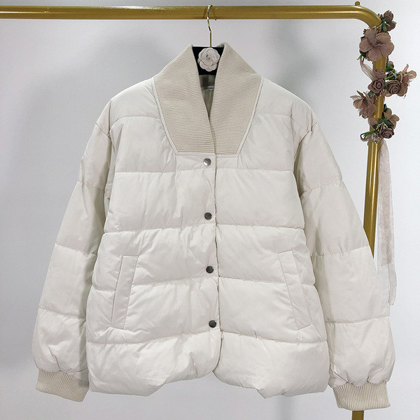 Rövid női téli kabát gombokkal és övvel, fehér színben