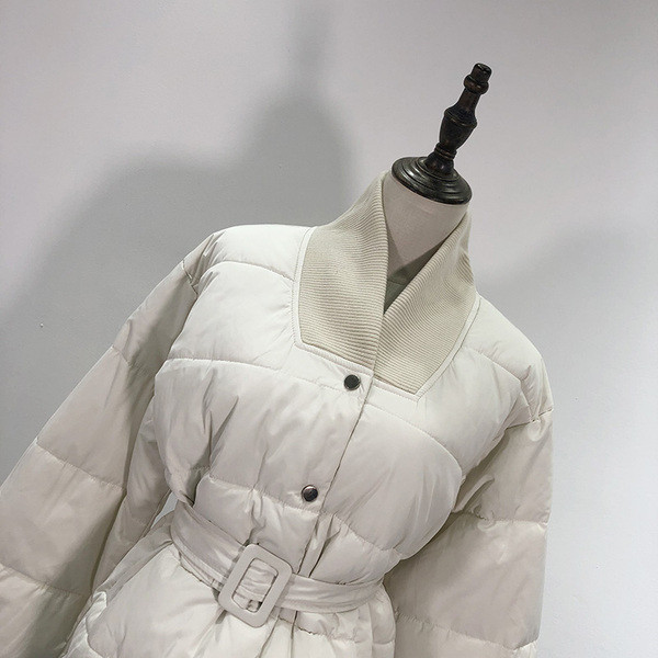 Rövid női téli kabát gombokkal és övvel, fehér színben