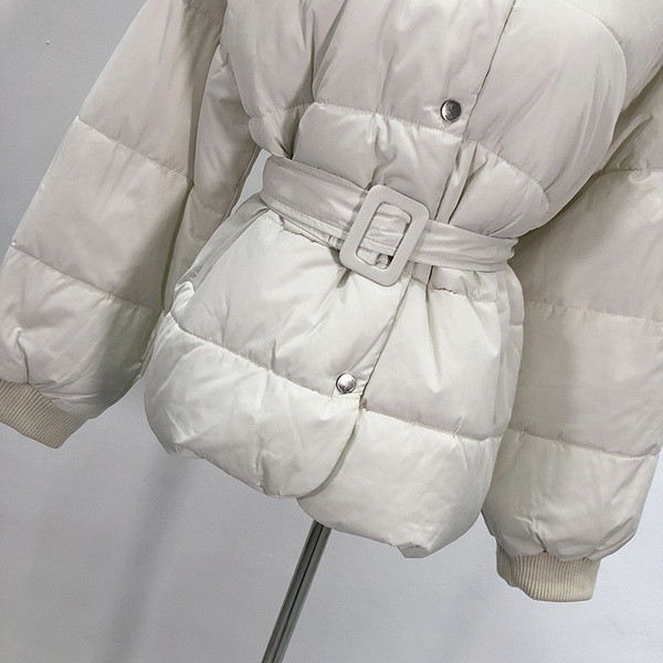 Rövid női téli kabát gombokkal és övvel, fehér színben