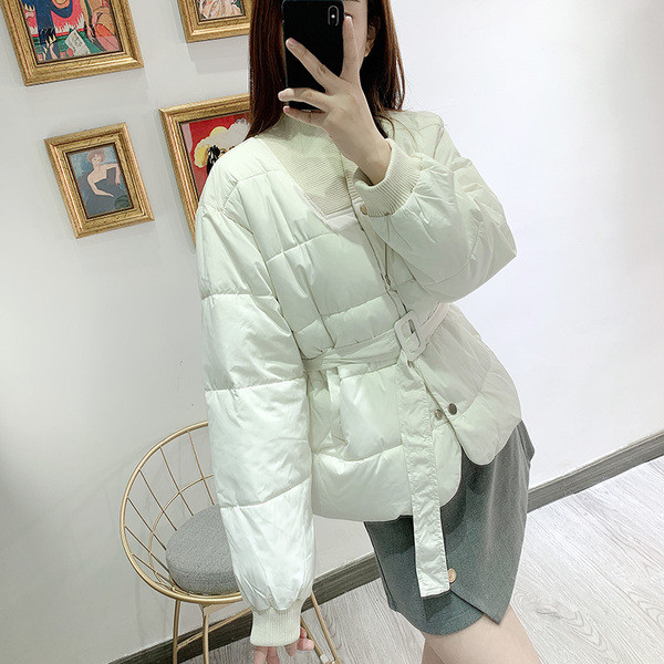 Rövid női téli kabát gombokkal és övvel, fehér színben