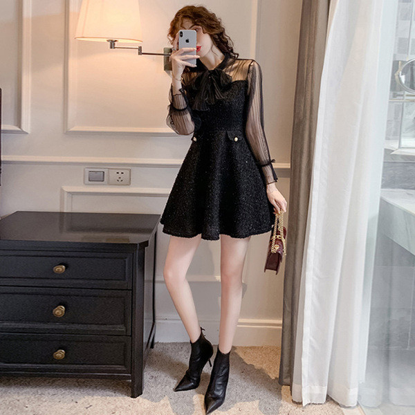 Stílusos női ruha pecsét ujjakkal - fekete szabású modell