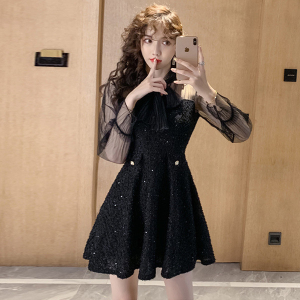 Stílusos női ruha pecsét ujjakkal - fekete szabású modell