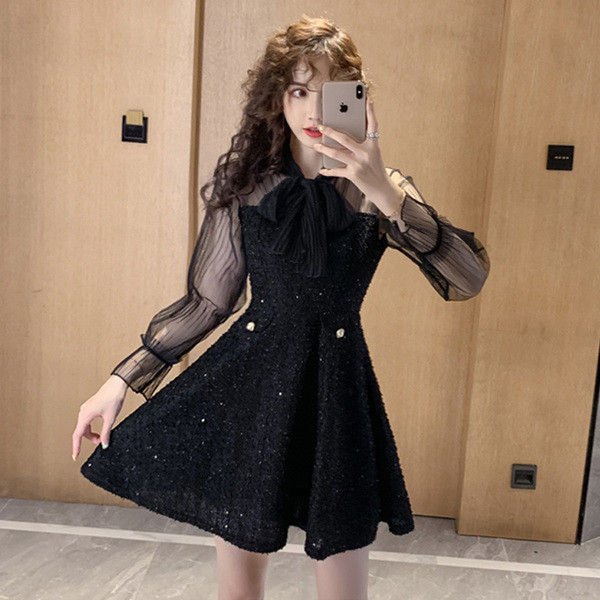 Stílusos női ruha pecsét ujjakkal - fekete szabású modell