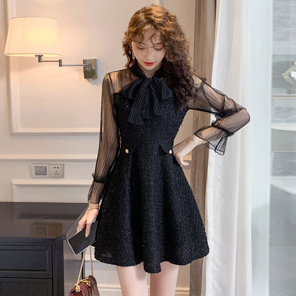 Stílusos női ruha pecsét ujjakkal - fekete szabású modell