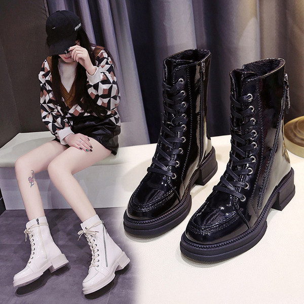 Női bőrcsizma fehér és fekete fűzővel