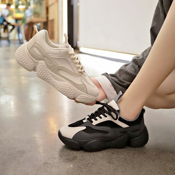 Modern női tornacipő durva talppal és fűzős fehér és fekete színben