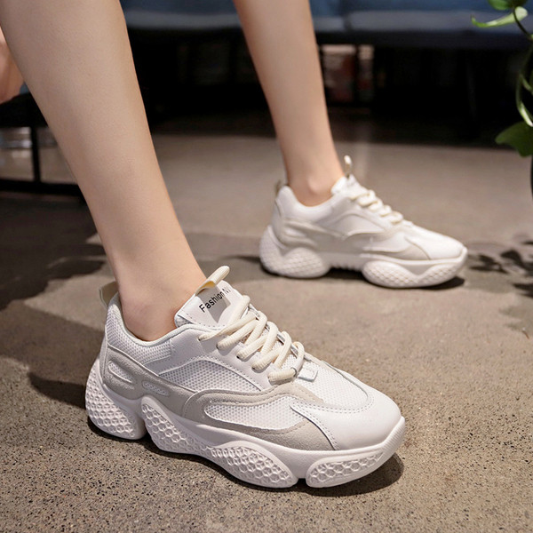 Modern női tornacipő durva talppal és fűzős fehér és fekete színben