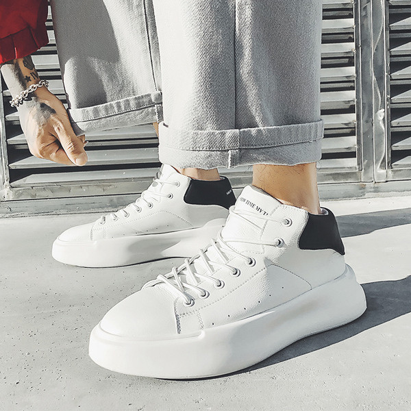 NOI adidași moderni pentru bărbați în alb și negru