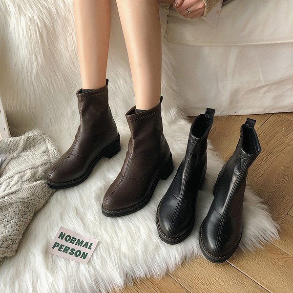 Női bőrcsizma hegyes modell két színben