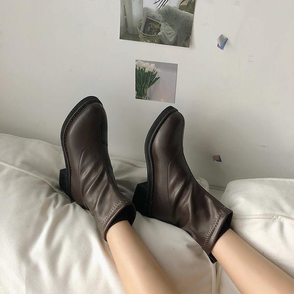 Női bőrcsizma hegyes modell két színben