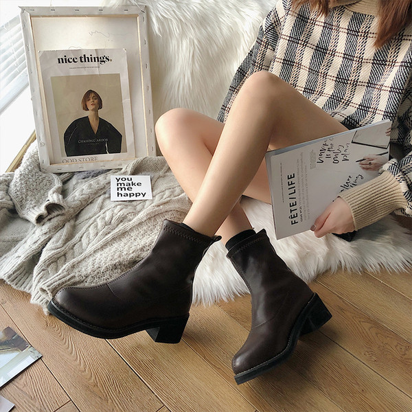 Női bőrcsizma hegyes modell két színben