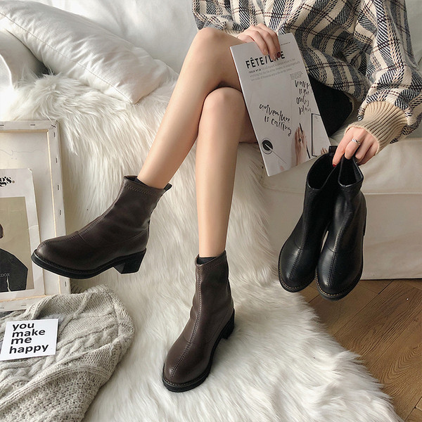 Női bőrcsizma hegyes modell két színben