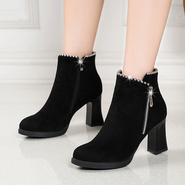 Elegáns női csizma vastag sarkú eko bőrből és eko velúrból fekete színben