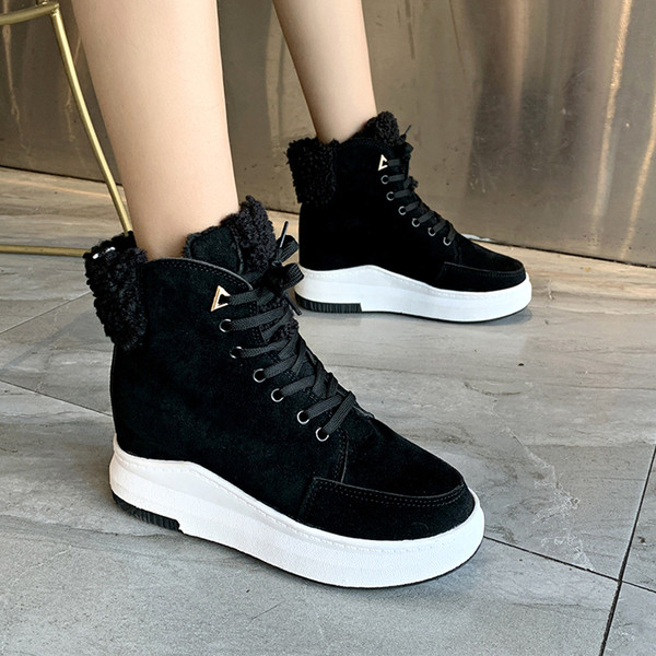 Női alkalmi csizma magas talppal, fekete színben