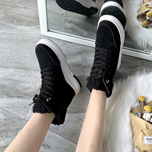 Női alkalmi csizma magas talppal, fekete színben