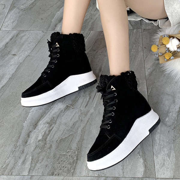 Női alkalmi csizma magas talppal, fekete színben