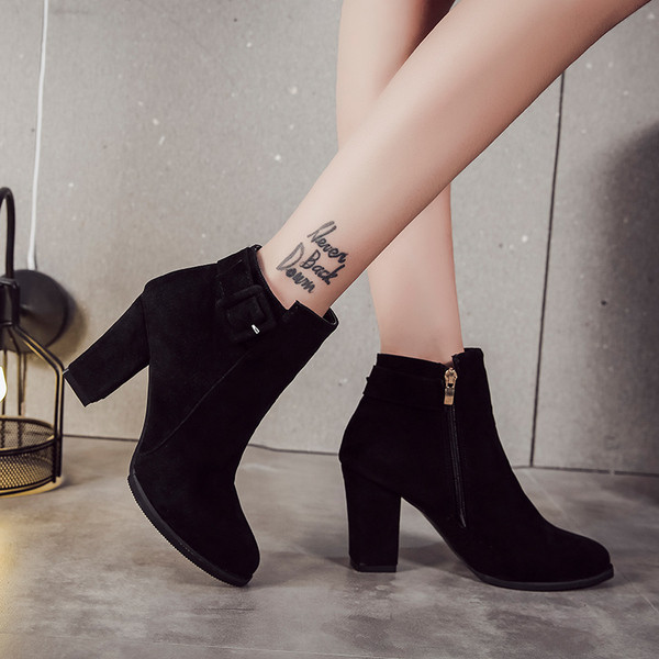 Cizme de dama elegante cu toc inalt si catarama in bej si negru