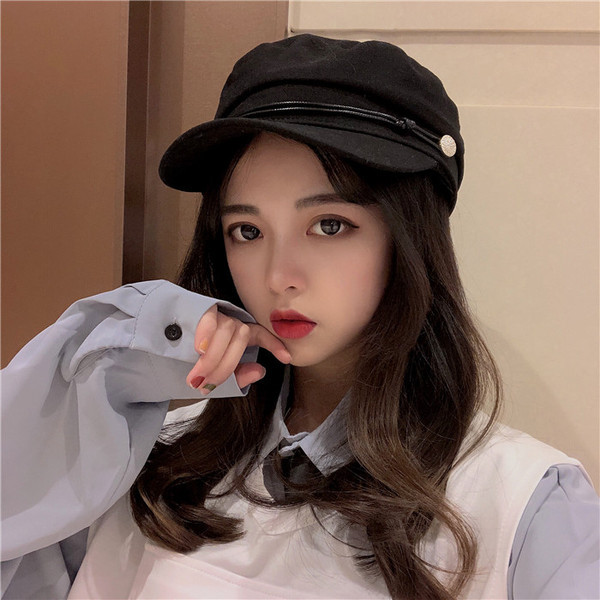 Stílusos női sapka napellenzővel, fekete színben