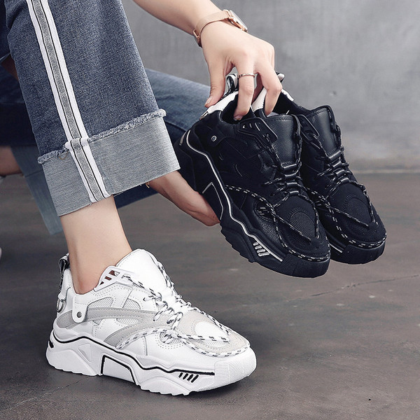 Modern női tornacipő fűzővel és durva talppal, fehér és fekete színben